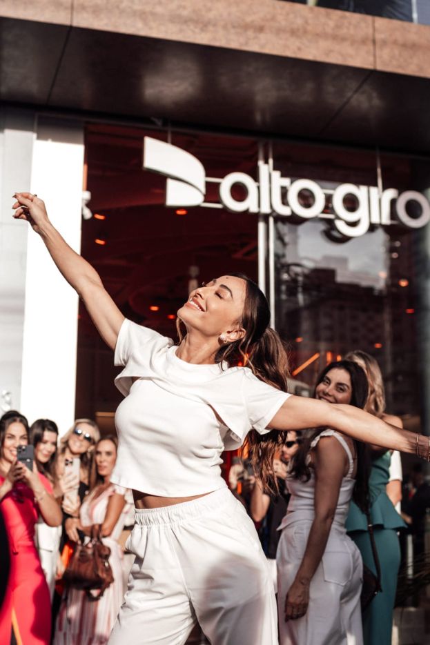 Sabrina Sato marca presença em inauguração de loja de moda fitness e beachwear Alto Giro