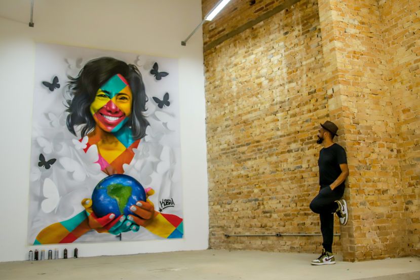 O artista urbano Eduardo Kobra observa a obra Eternamente Gloria, que estará exposto a partir deste sábado no Museu da História e Cultura Afro-Brasileira