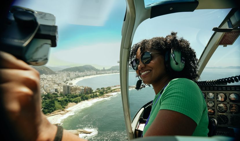 Helisul oferece voo panorâmico em helicóptero sem portas no Rio divulgaçãoHelisul oferece voo panorâmico em helicóptero sem portas no Rio