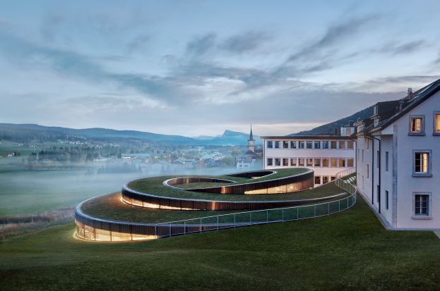 Espiral desenhada pelo BIG integra perfeitamente o Musée Atelier Audemars Piguet à paisagem do vale