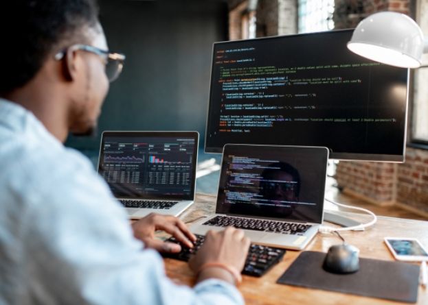 Santander Universidades oferece 75 mil bolsas de programação pelo Santander Bootcamp 2024