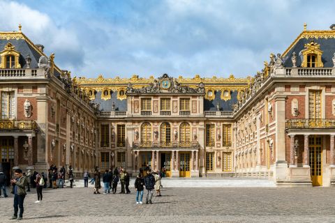 O Palácio de Versalhes está localizado no sudoeste de Paris e é considerado Património Mundial da UNESCO