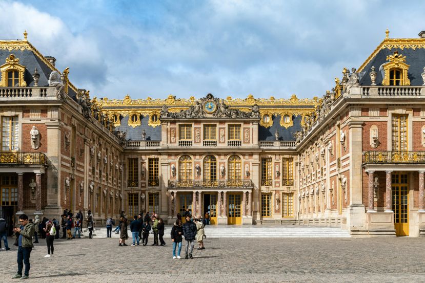 O Palácio de Versalhes está localizado no sudoeste de Paris e é considerado Património Mundial da UNESCO