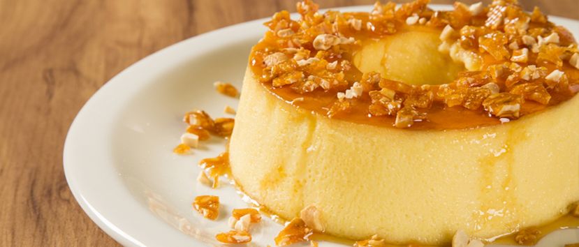 Pudim de leite com paçoca de amendoim