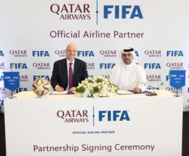 Gianni Infantino e Badr Mohammed Al-Meer celebrando o acordo entre Qatar Airways e FIFA