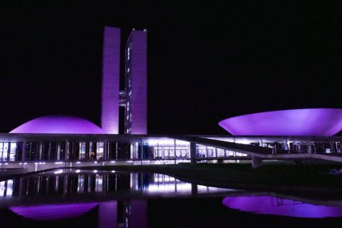 Congresso recebe iluminação lilás em apoio à campanha de conscientização do Alzheimer