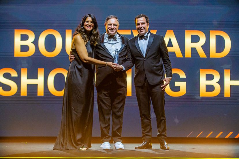 Prêmio Consumidor Moderno (Nadinne Matos e Maurício Malta recebendo troféu)