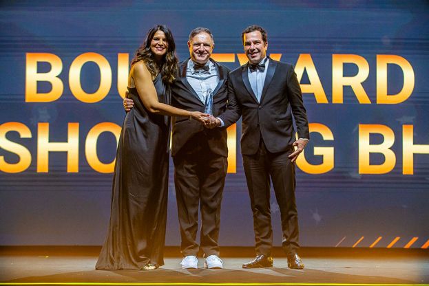 Prêmio Consumidor Moderno (Nadinne Matos e Maurício Malta recebendo troféu)