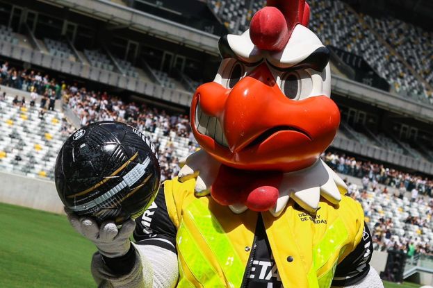 Se é futebol, o Zé entrega tudo! Zé Delivery faz entrega especial na inauguração da Arena MRV