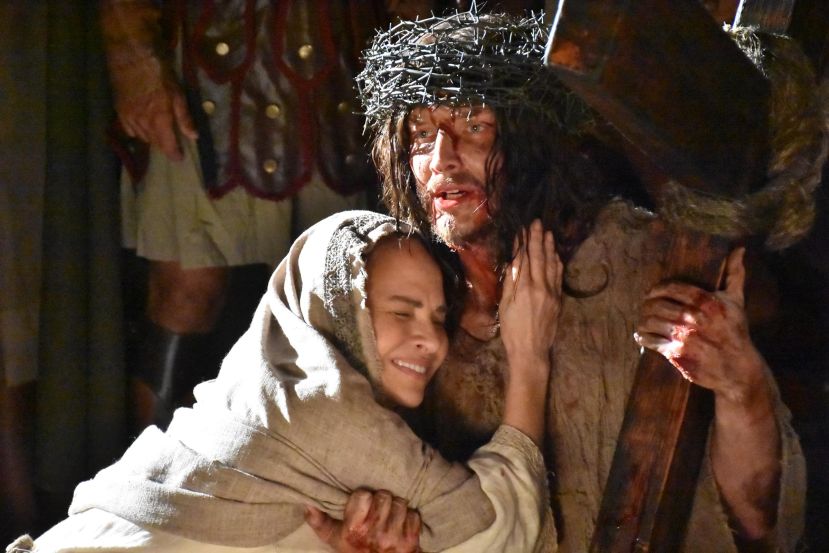 Jesus (Klebber Toledo) e Maria (Luíza Tomé) em uma das cenas mais dramáticas do espetáculo