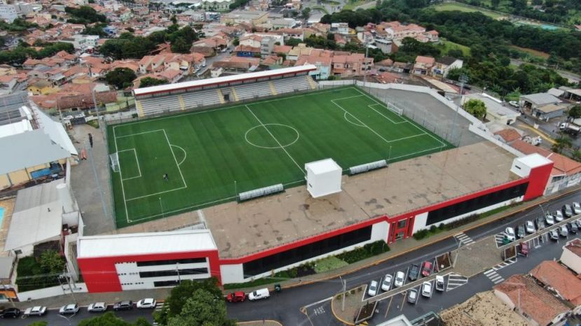Com presença de famosos ídolos do futebol brasileiro marcam presença