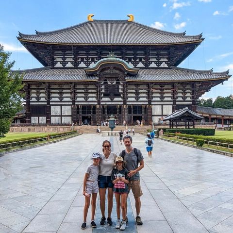 Dânae Dal Bianco com o marido e as duas filhas no Templo Todaiji, em Nara. 