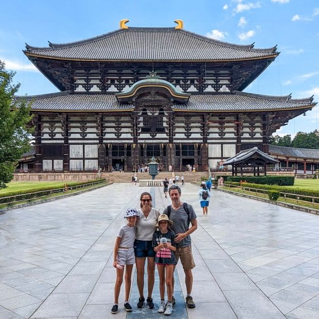 Dânae Dal Bianco com o marido e as duas filhas no Templo Todaiji, em Nara.