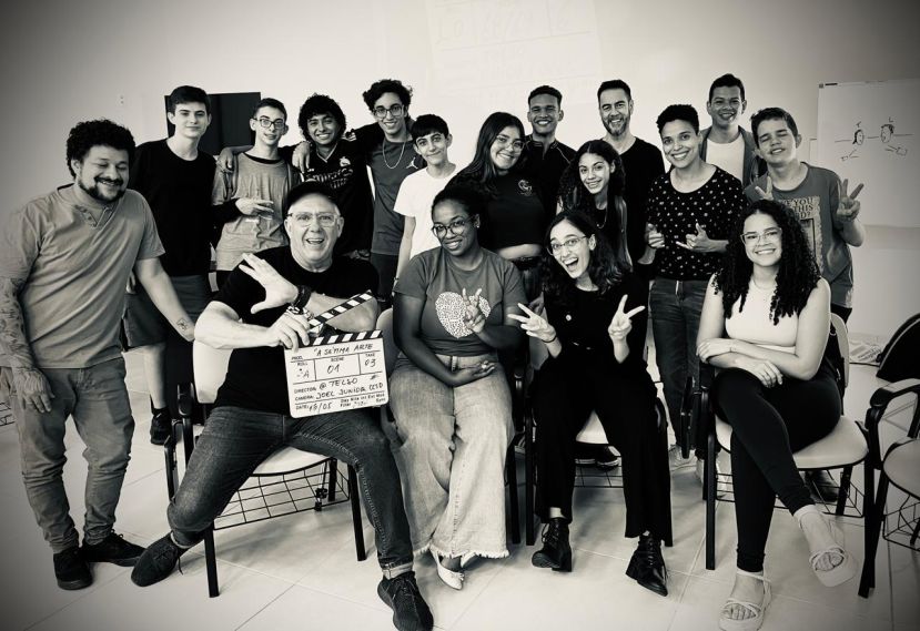 Equipe Centro Cultural Special Dog e alunos do projeto “Viva o presente da vida"