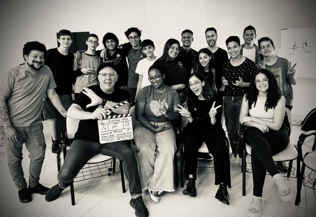 Equipe Centro Cultural Special Dog e alunos do projeto “Viva o presente da vida"