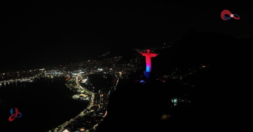 Iluminação em azul e vermelho do Cristo Redentor, em 2022, alusiva ao Dia Mundial da Trombose