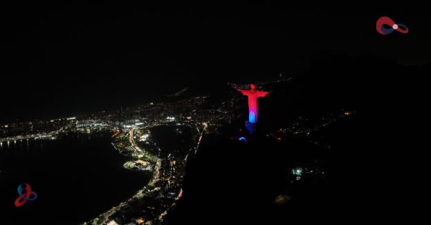 Iluminação em azul e vermelho do Cristo Redentor, em 2022, alusiva ao Dia Mundial da Trombose