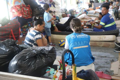 ACNUR/Vanessa Beltrame Refugiados são alojados em abrigos temporários após enchentes devastadoras no estado do Rio Grande do Sul.