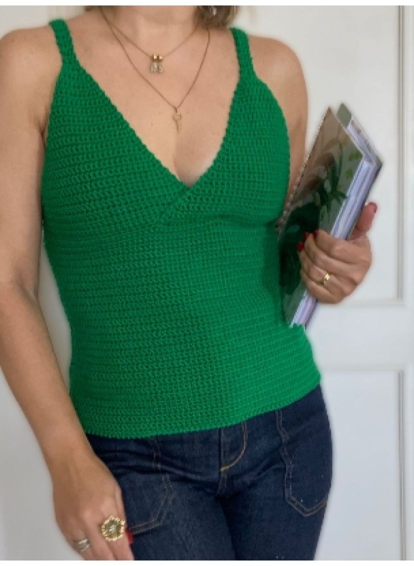 Cropped de crochê produzido por Simone Beltrão, professora da Novelaria.