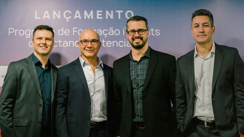 Novo COO da iTalents, Alexandre Álvaro, ao lado dos executivos da iTalents Engels Rego (CEO), Paulo Camargo (CMO) e Fabiano Dourado (CTO).