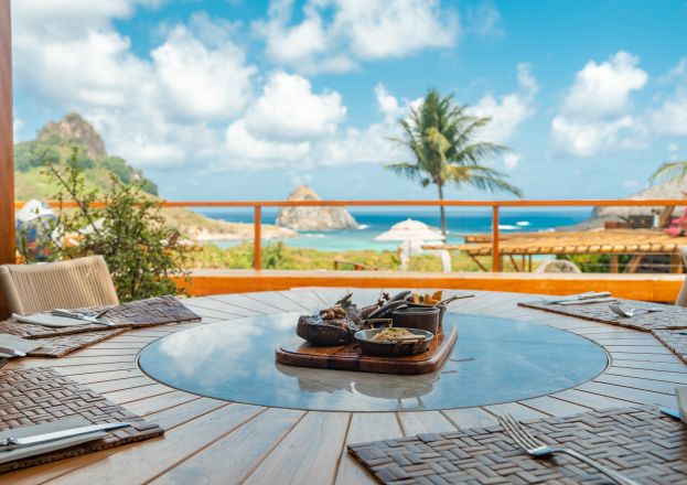 4 fatos que provam que o luxo pode ser simples na Baía do Sancho, melhor praia do mundo, em Fernando de Noronha, segundo o Traveler's Choice Awards