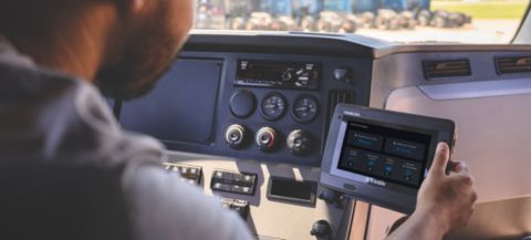Trimble Transportation lança dispositivo all-in-one que exibe dados e estatísticas da viagem em tempo real aos motoristas (legenda inclusiva: imagem exibe motorista utilizando equipamento da Trimble)