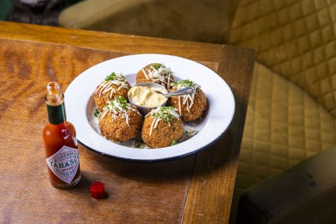 Eulália_ Bolinho de cupim com molho TABASCO® Original, cream cheese e maionese com molho TABASCO® Sriracha 
